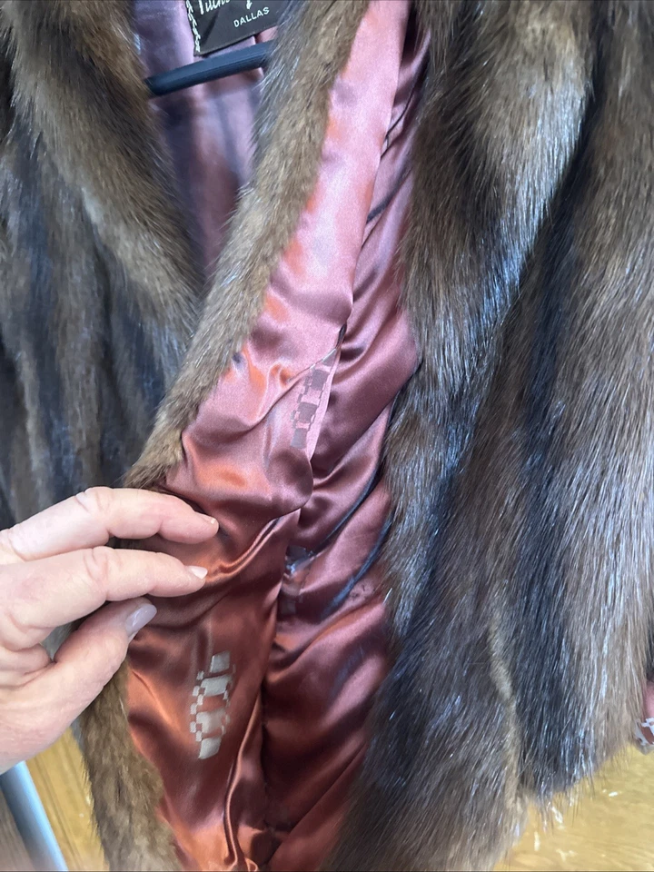 1950s Mink Fur Stole Dark Brown With Pockets & Satin Lining. Clip Closure! - Image 4 of 4