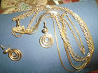 VINTAGE PRETTY GOLDTONE THREE-CHAIN LAYERED NECKLACE/BRACELET/EARRINGS SET — photo 9
