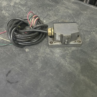 Balluff bns-519-d2-r12-g2-10 limit switch