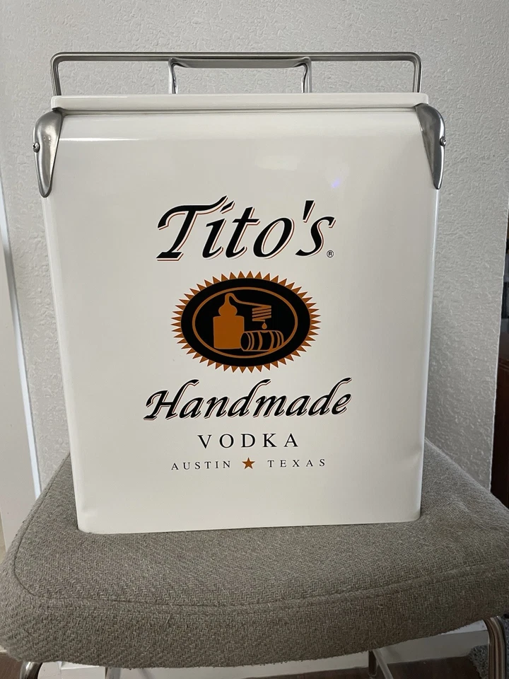 Enfriador de bebidas Titos hecho a mano vodka Austin Texas, nunca usado. 12”w X 15”t X 9”d Foto 4 de 4