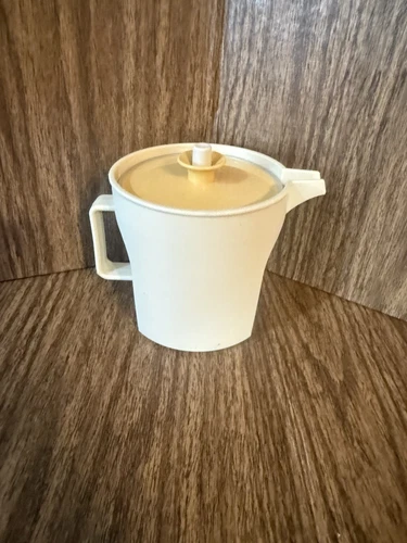 Tupperware Creamer With Push Button Lid 1414-1