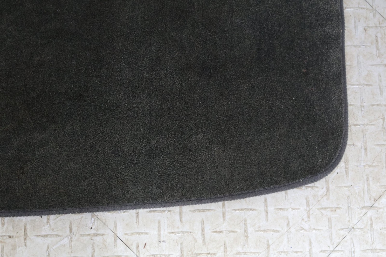06-12 Bentley Flying Spur Inteiror Rear Trunk Floor Carpet Cleanout (Dark Gray)