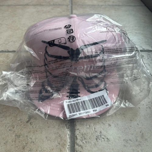 [Taille 8] Logo boîte Supreme Bones New Era rose neuf en main