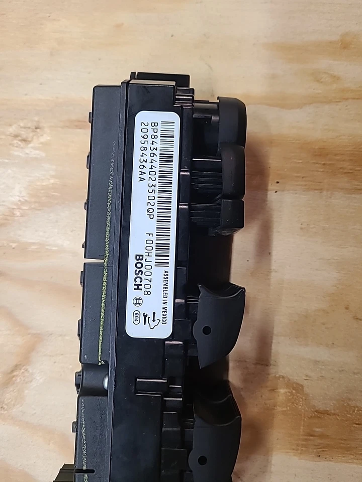 2008-2012 Buick Enclave Door Lock Window And Mirror Control - Image 3 of 3