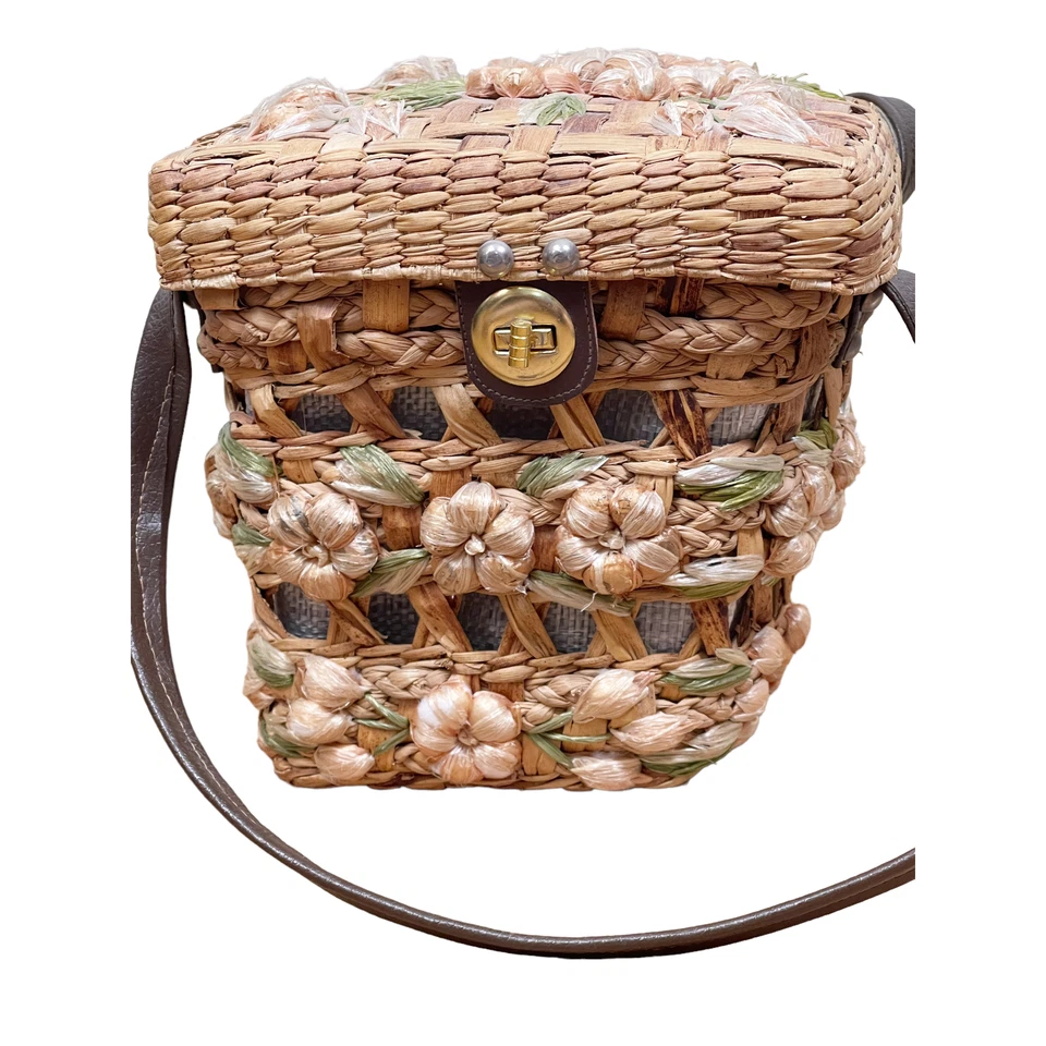 Cartera caja vintage años 60 con asa superior de paja con flores de rafia hecha en Filipinas Foto 3 de 4