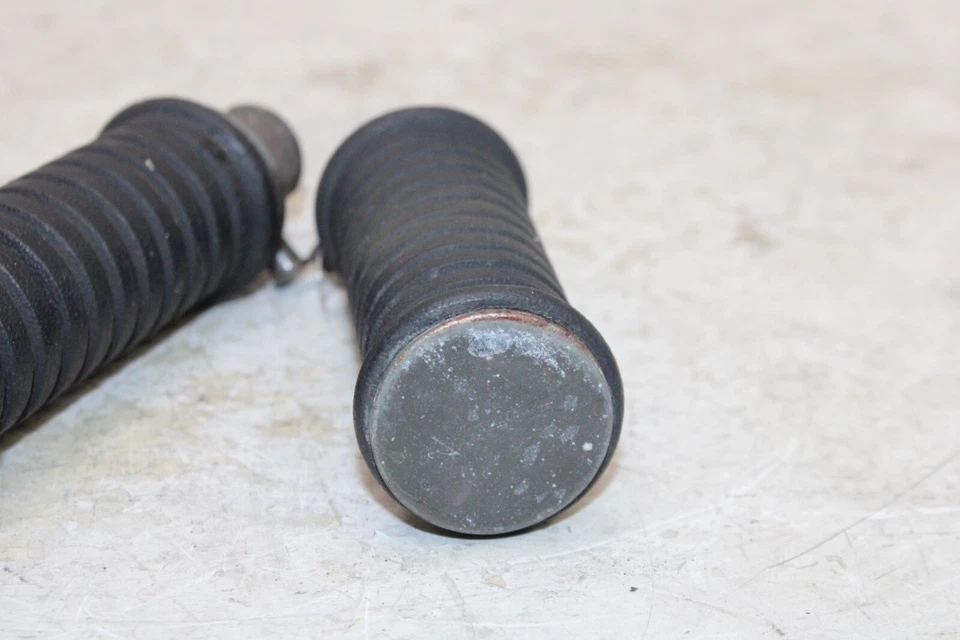 Suzuki GS250T 1980 OEM Juego de pares de clavijas de pie de pasajero trasero Foto 2 de 4