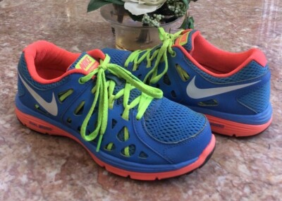 neon coral nike shoes