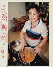 1993 Press Photo Carlos Lopez prepares food at Casa Juan Diego. - hpa73949