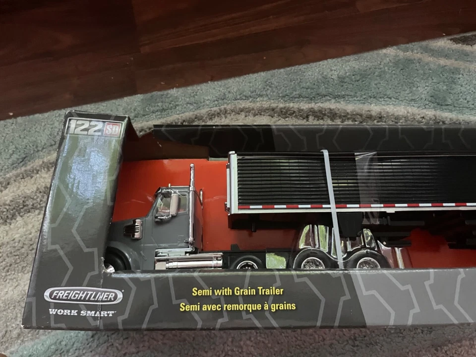 LP79391 Big Roads ERTL 1/32 Semi with Grain Trailer Set - Image 3 of 3