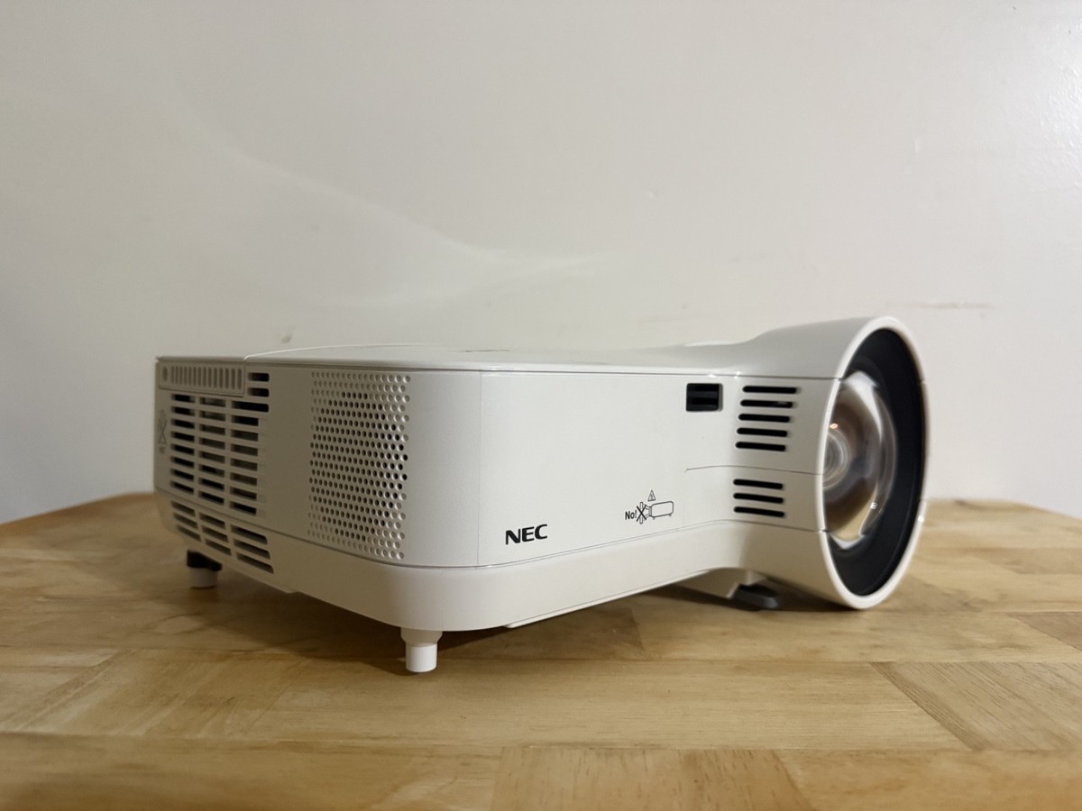 NEC NP610S Short Throw 3LCD Projector w/ Remote, Case, Power Cable