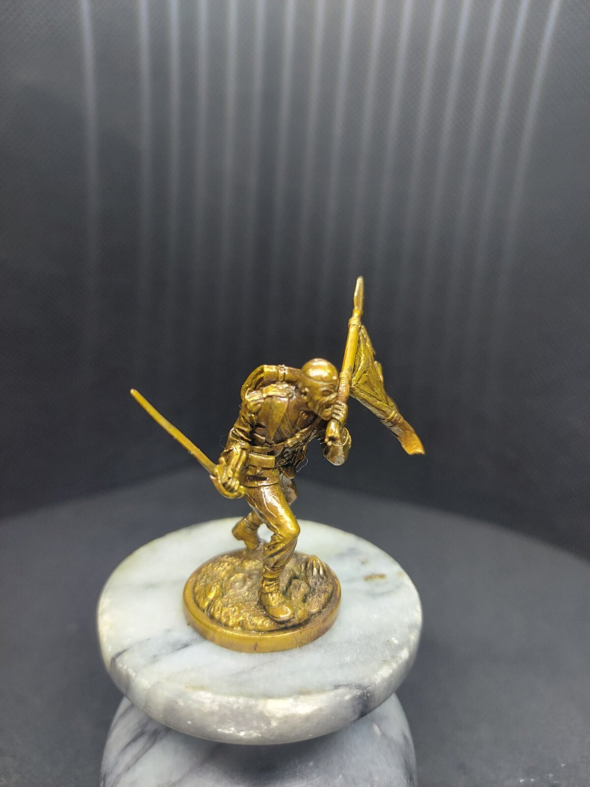 Statuette en bronze véritable du soldat Eddy avec finition patinée à la main