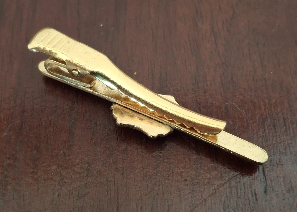 Classic Mid-Century Style – Gold-Tone Tie Clip with Red Inset Rare Collectable - Image 3 of 4