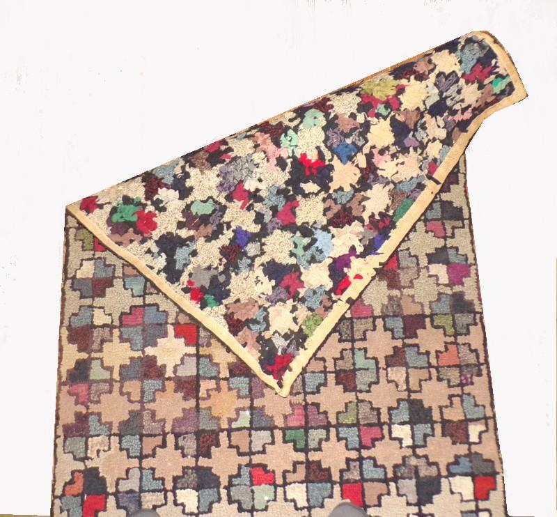 FOLKY ANTIQUE NEW ENGLAND GEOMETRICAL HOOKED RUG 34" X 65" GOOD