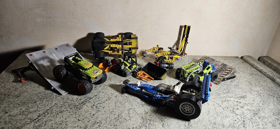 LOTTO LEGO SFUSI CON MEZZI E MINIFIGURE COME DA FOTO - Immagine 2 di 4