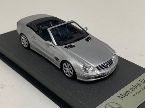 1/43 Minichamps Mercedes SL Class R230 2001 in Silver on Leather base A1048 - Picture 7 of 9