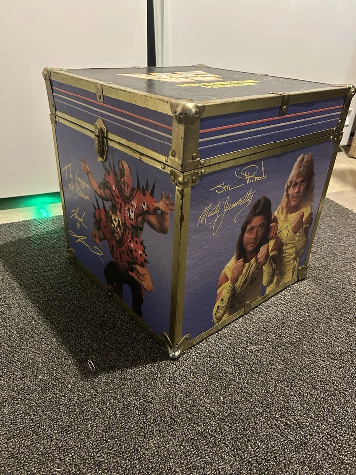 Cubo de almacenamiento de madera vintage 1991 WWF Hulk Hogan Ultimate Warrior 16x16x16 Foto 2 de 3