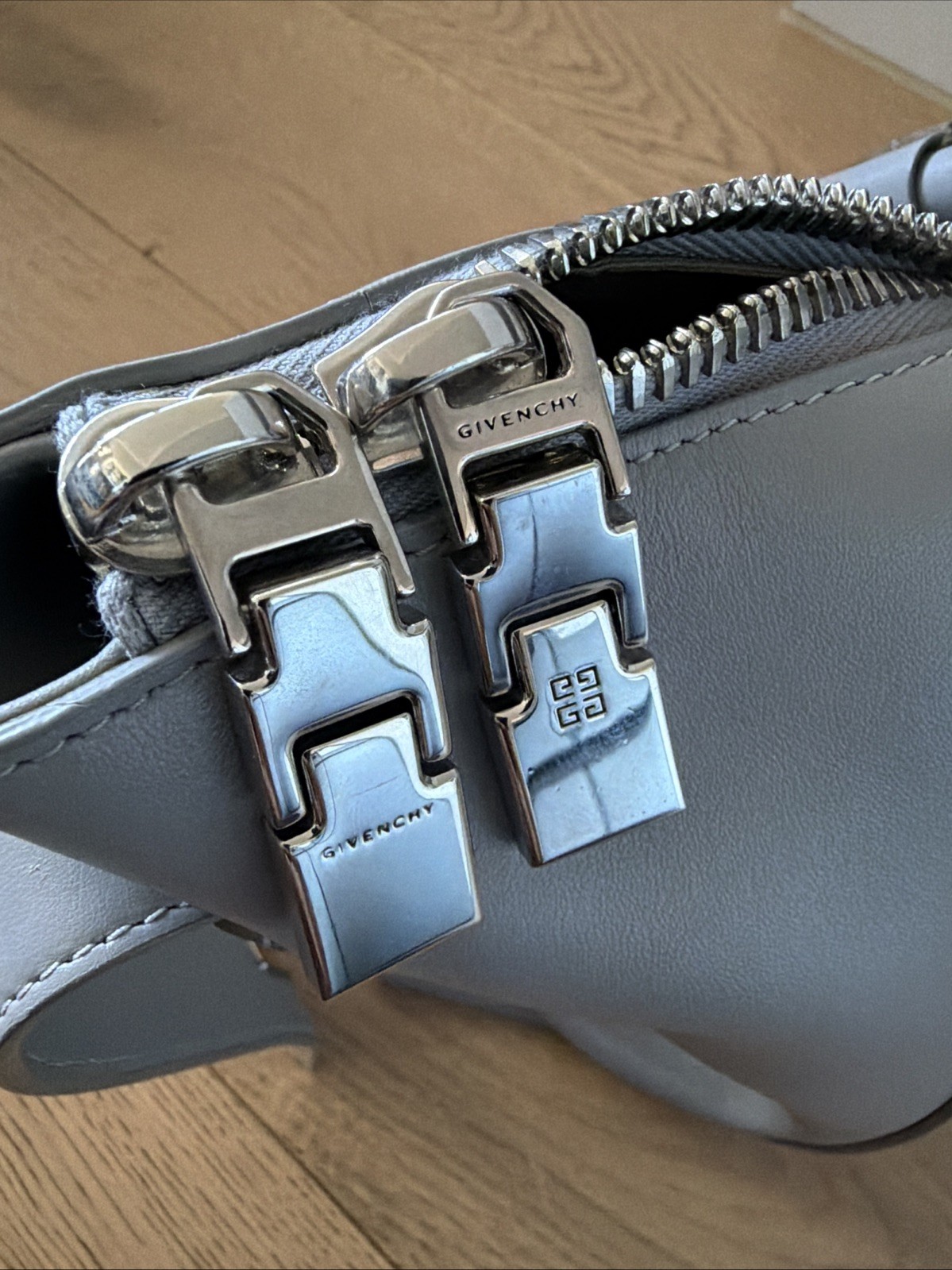 Givenchy Soft Antigona Medium in Pearl Grey image 5