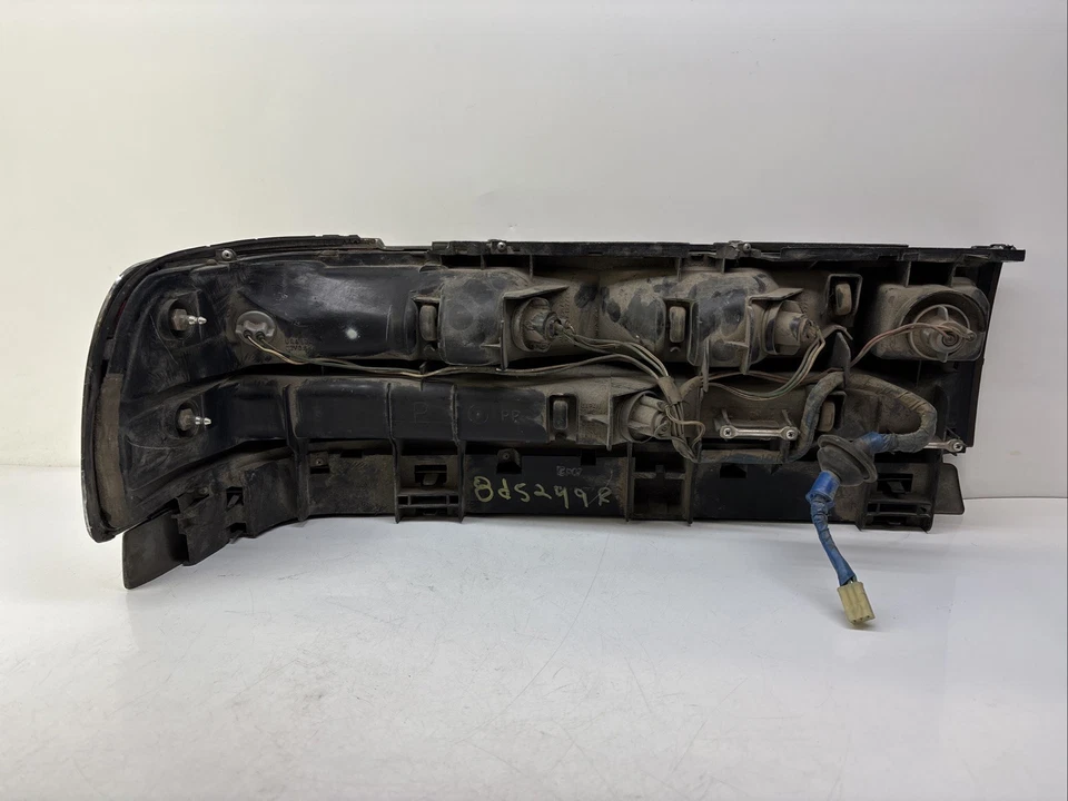 Lanterna traseira direita lateral do passageiro Toyota Cressida 1989 - Imagem 2 de 4