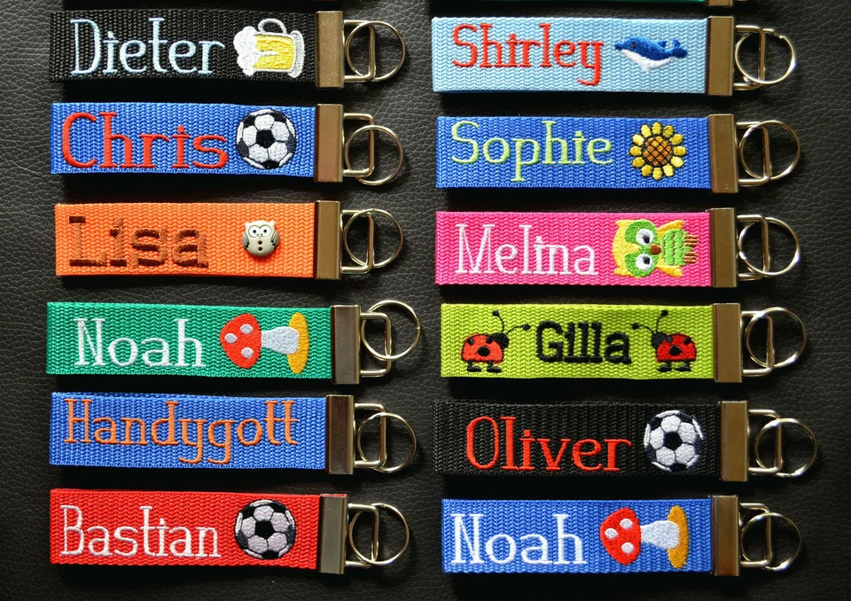 EIGENE HERSTELLUNG Schlüsselanhänger Schlüsselband mit Wunschnamen und Motiv bestickt Fußball Neu
