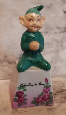 Vntg Green Ceramic 4'' PIXIE Shelf ELF Bell Figurine Cedar Rapids Iowa Souvenir