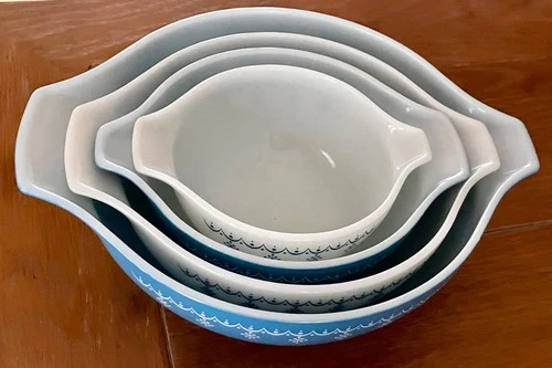 Vtg Set of 4 Pyrex Snowflake Cinderella Garland Nesting Mixing Bowls..