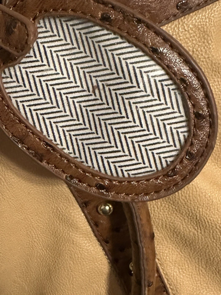 Bolso de viaje Steve Madden, tostado con adornos de avestruz. "16""t X 18""w X 7""" Foto 4 de 4