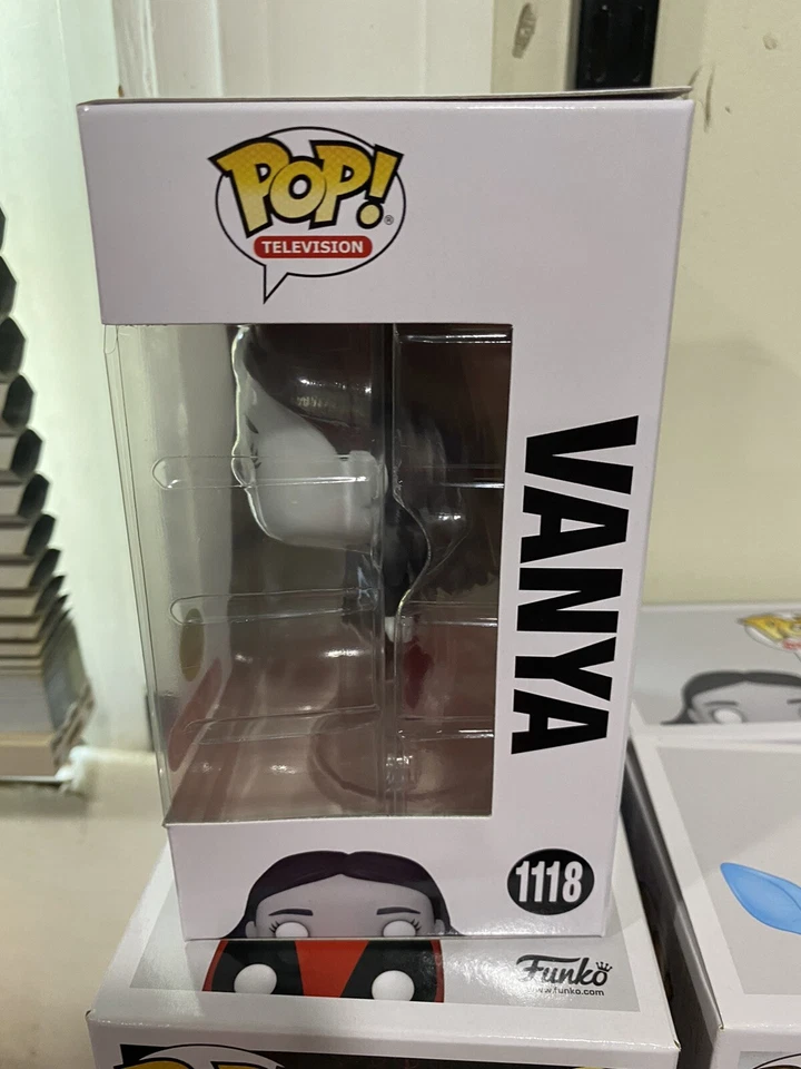 The Umbrella Academy Vanya Hargreeves Flying (GITD) ¡Pop! ¡Exclusivo de Target casi nuevo! Foto 4 de 4