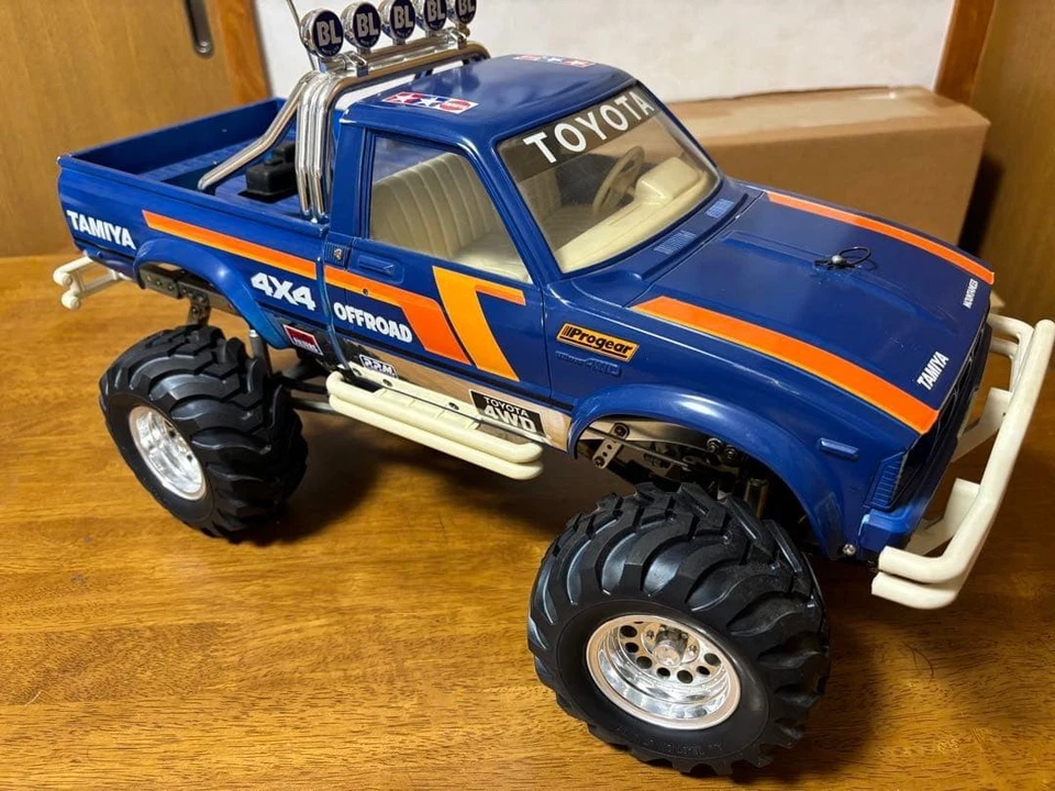 Vintage TAMIYA Toyota Hilux 4WD Mountain Rider RC Car with JR Radio 1992 Japan - Image 4 of 4