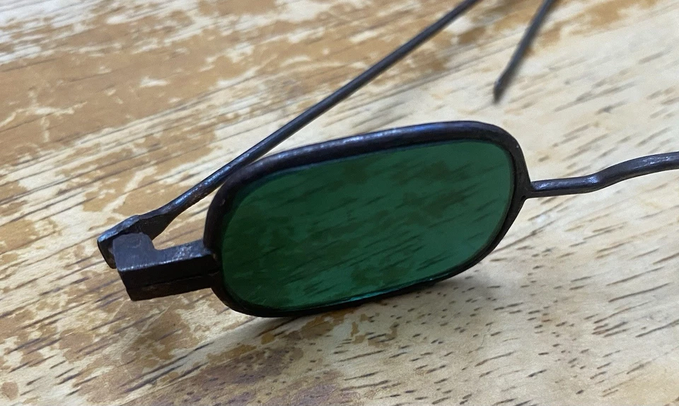 Gafas de sol antiguas victorianas de vidrio verde Foto 4 de 4