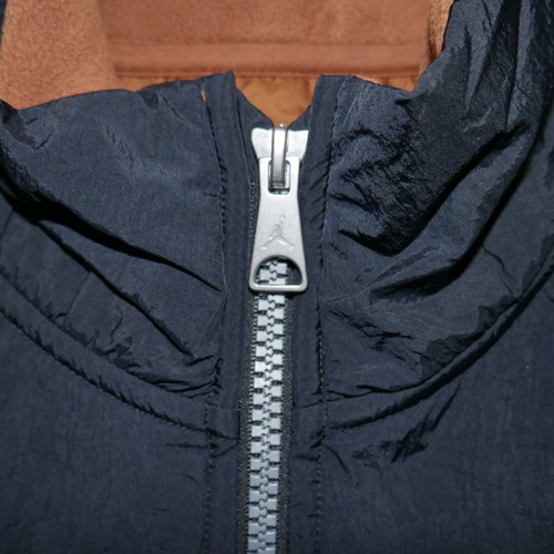 Chaleco térmico Nike Air Jordan para hombre talla XL bronceado británico/negro nuevo con etiquetas - Imagen 12 de 13