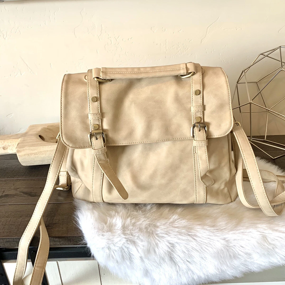 Buckle top flap backpack