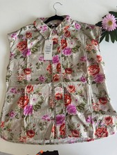 camisa sin mangas de flores en tonos rosa y n...