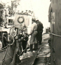 Photo, WW2, Kriegsmarine, U-Boat 32 takes divers on board, troop transp.; L118L