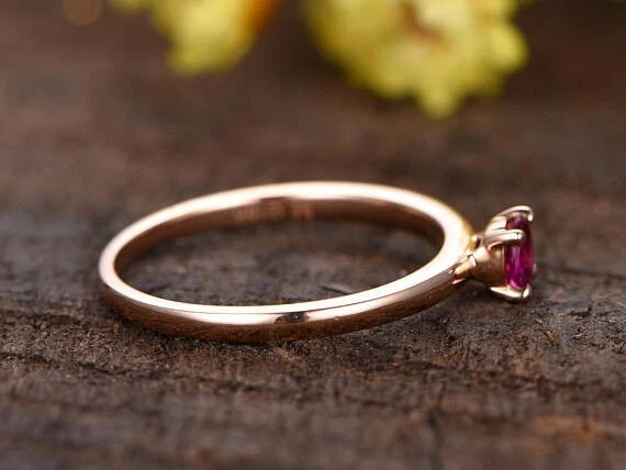 Anillo de boda de diamantes de corte redondo de rubí natural de 0,40 quilates de oro rosa talla 6 7 8 Foto 3 de 4