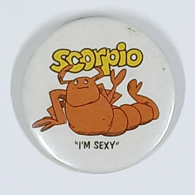 SCORPIO ZODIAC SIGN VINTAGE 70s/80s PINBACK BUTTON BADGE ''I'M SEXY'' CARTOON PIN