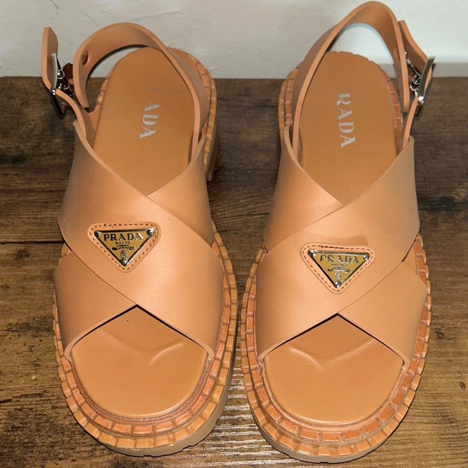Sandalia entrecruzada Prada Rubber Monolith cebada para mujer talla 5 Foto 2 de 4