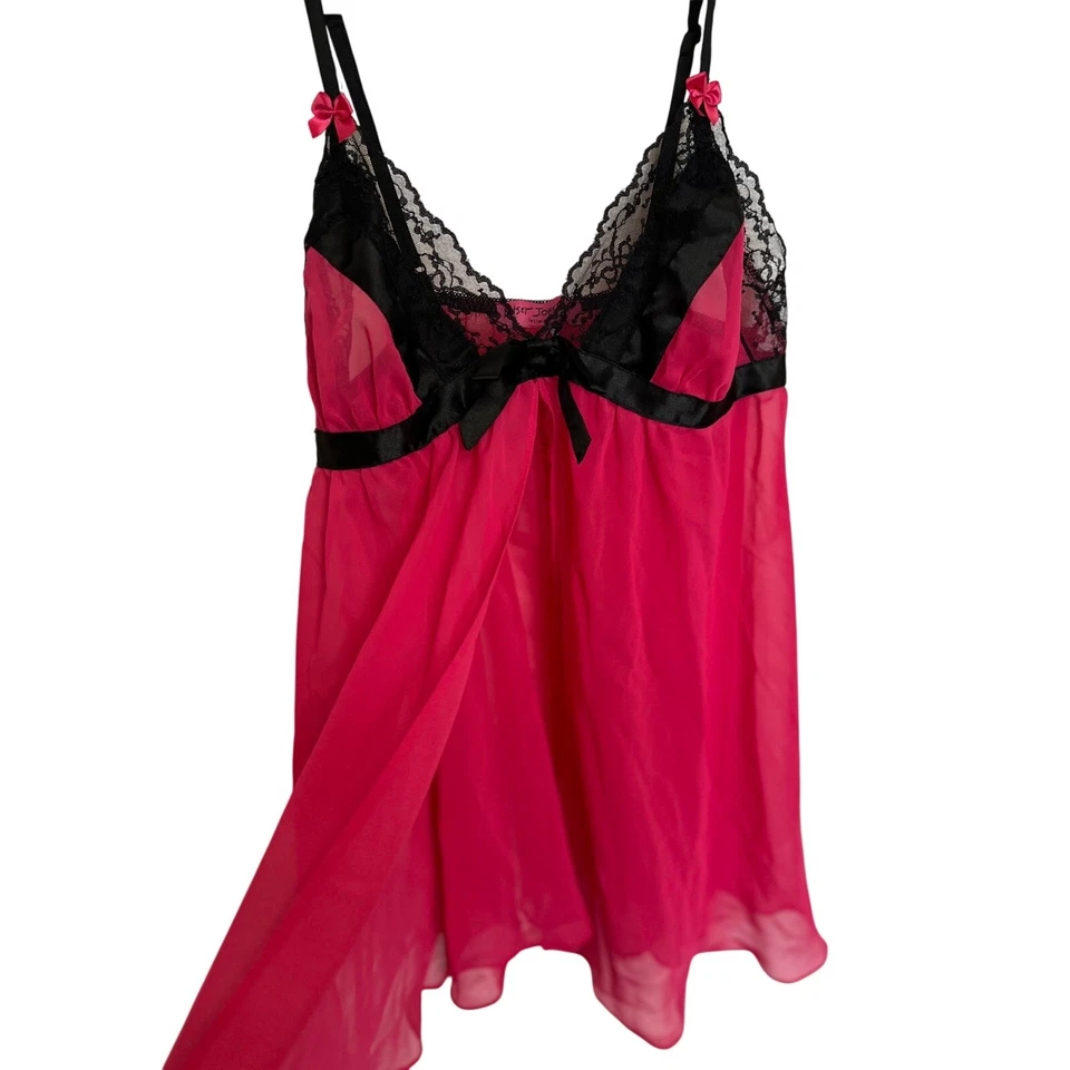 Babydoll de encaje rosa y negro Betsey Johnson Chemise, pequeño Foto 2 de 4