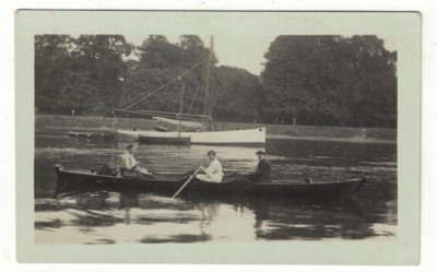 Vintage Echt Foto Postkarte einer Frau rudert ein Boot auf einem Fluss