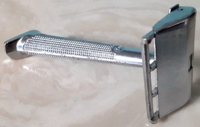 Vtg Made in USA Gem Micromatic Safety Razor Single Edge Flip-Top Open Comb
