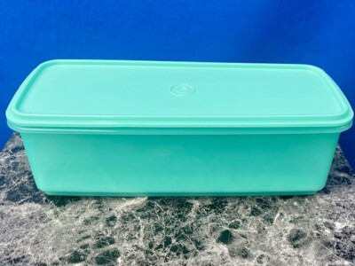NEW USA TUPPERWARE 13  CELERY/VEGETABLE KEEPER #892 W/ SEAL NOS GREEN COLOR.