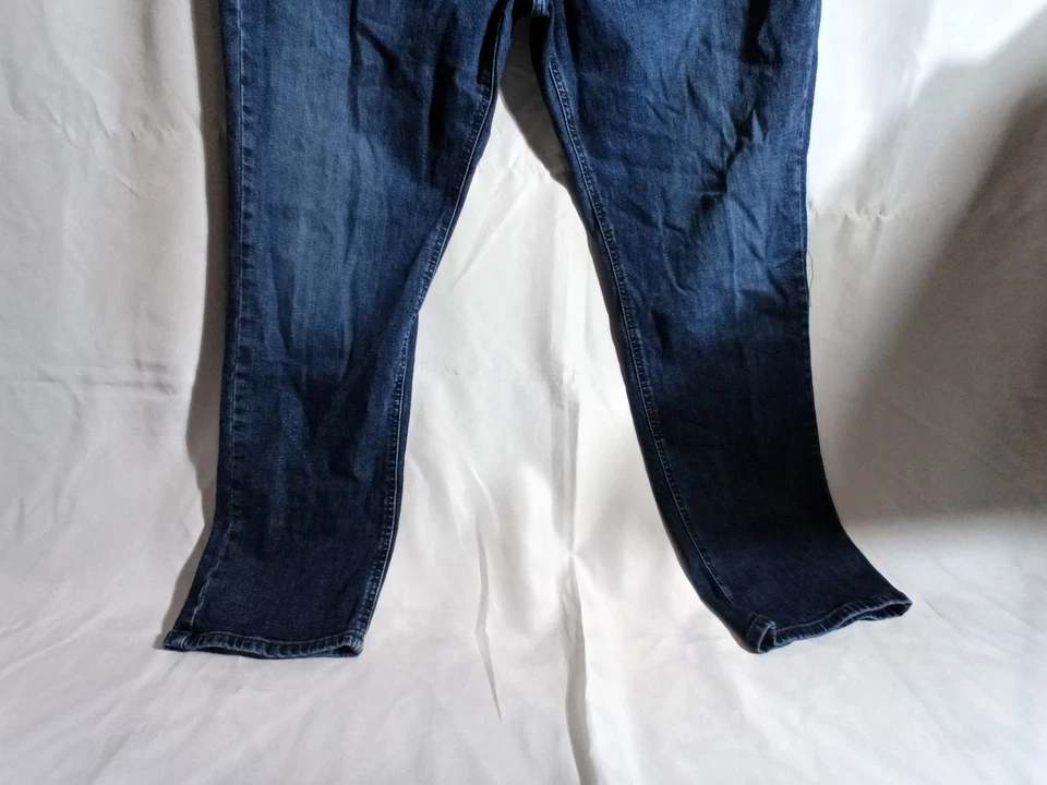 Levi Strauss & Co Signature S67 Athletic 40x32 Actual 39x30 Faded Whiskered - Image 4 of 4