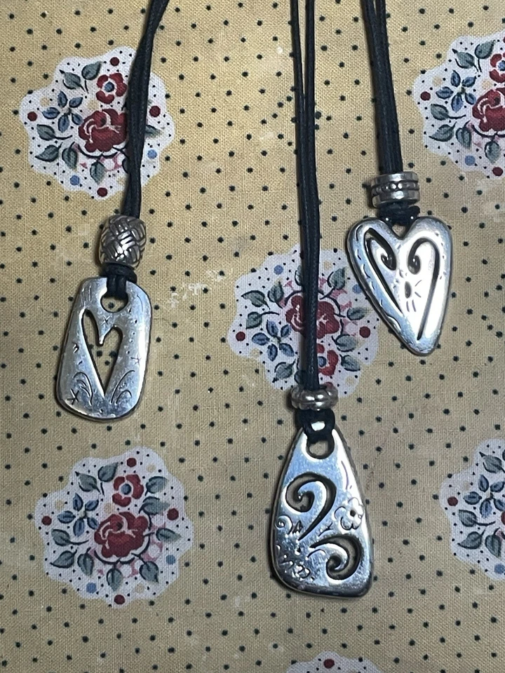 "Collar Brighton Brasileño Cordón Negro Triple Hila Plata Dijes Corazón 18"" Ajustable" Foto 3 de 4