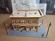 Heljan Con-Cor 903 Court House Square “Crookville Bank Block” Lighting Included 
