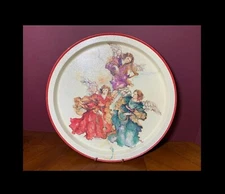 1993 VINTAGE CREATIVE CONCEPTS ROUND METAL TRAY WITH ANGELS PLAYING MUSIC