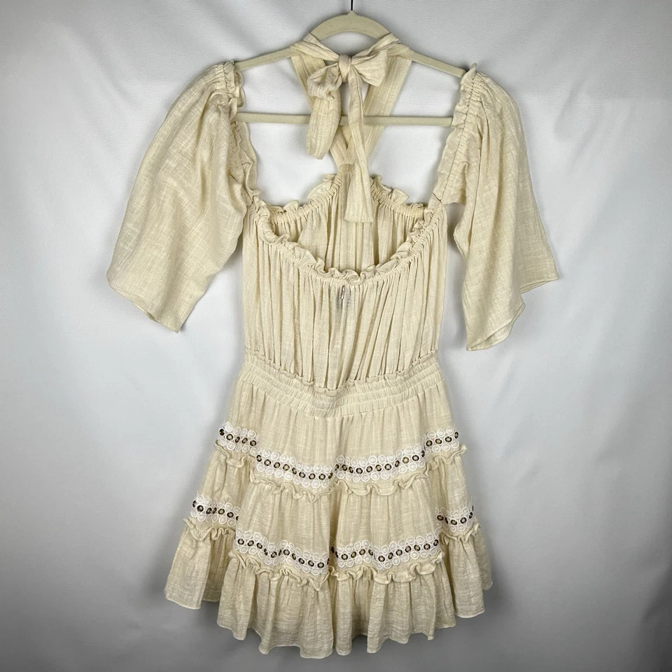 Vestido MISA Los Angeles Revolve Kerry XS Crema con Volantes en Niveles Ojal Cottage Core Foto 4 de 4