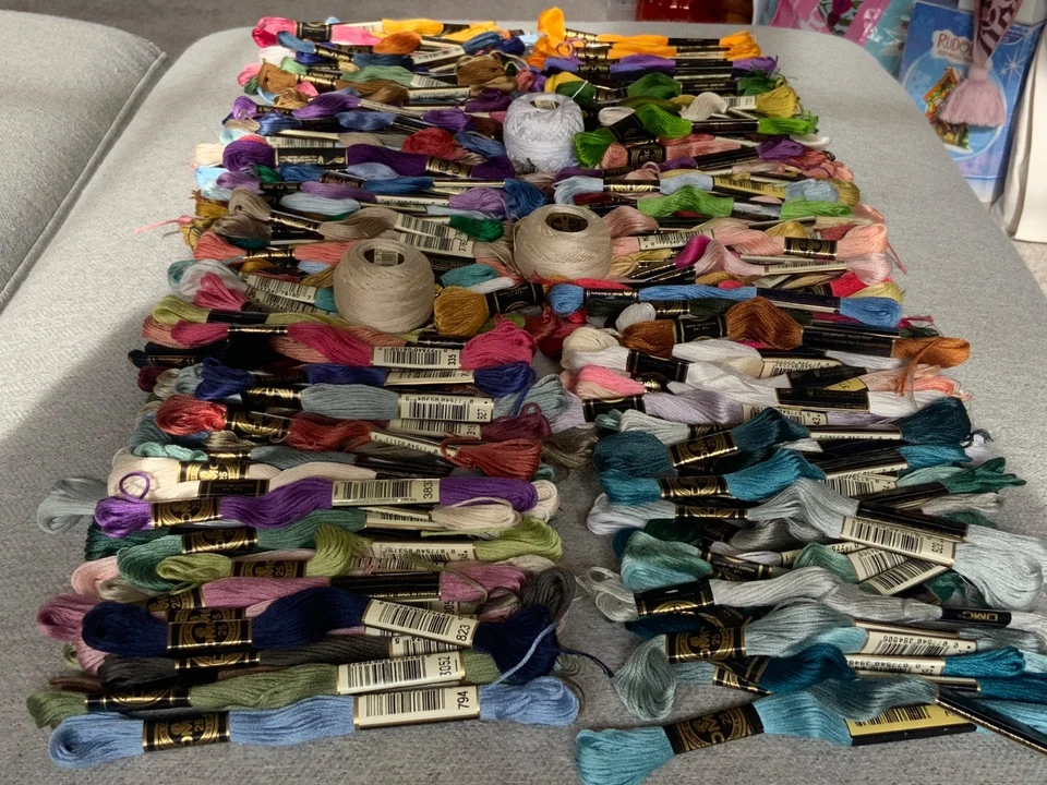 Lot 205 DMC SKEINS EMBROIDERY CROSS STITCH FLOSS THREAD Mixed Colors - Image 2 of 4