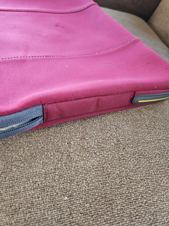 Targus 15.6" Red Maroon Neoprene Zipper Closure Computer Sleeve Carry Case - Image 4 of 4