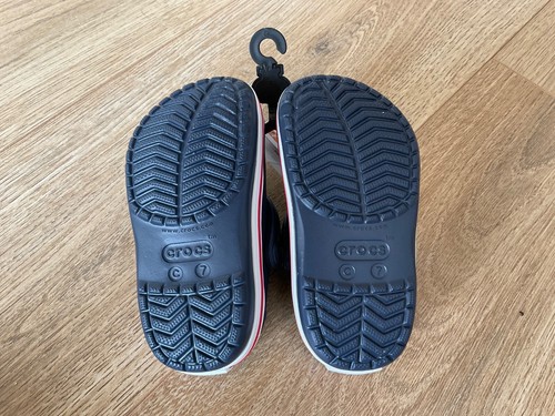 NUOVI sandali da bambino Crocs Crocband Cruiser sandali da bambino blu navy/rosso taglia UK C7 - Foto 3 di 4