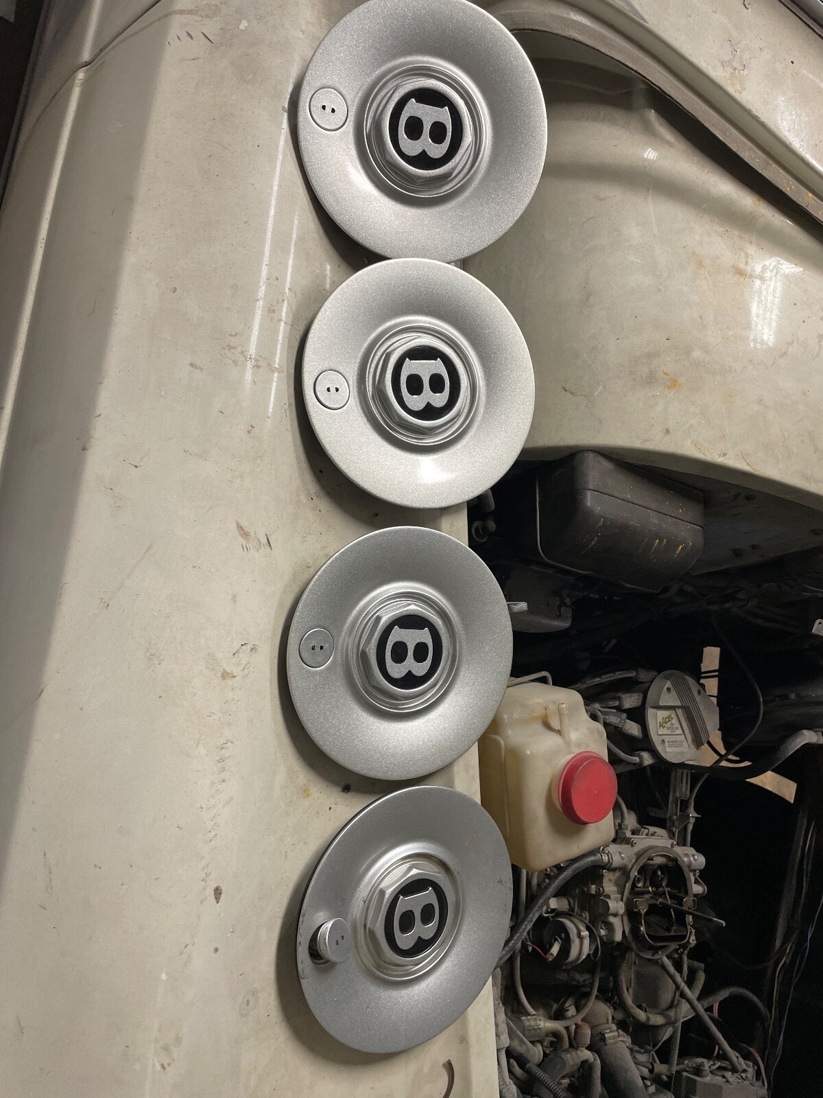 BENTLEY  HARD TO FIND A GOOD USED HUB CAP  87 TO 98