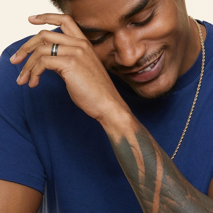 Alianza de boda interior de acero inoxidable dorado con anillo ranurado negro Foto 3 de 3